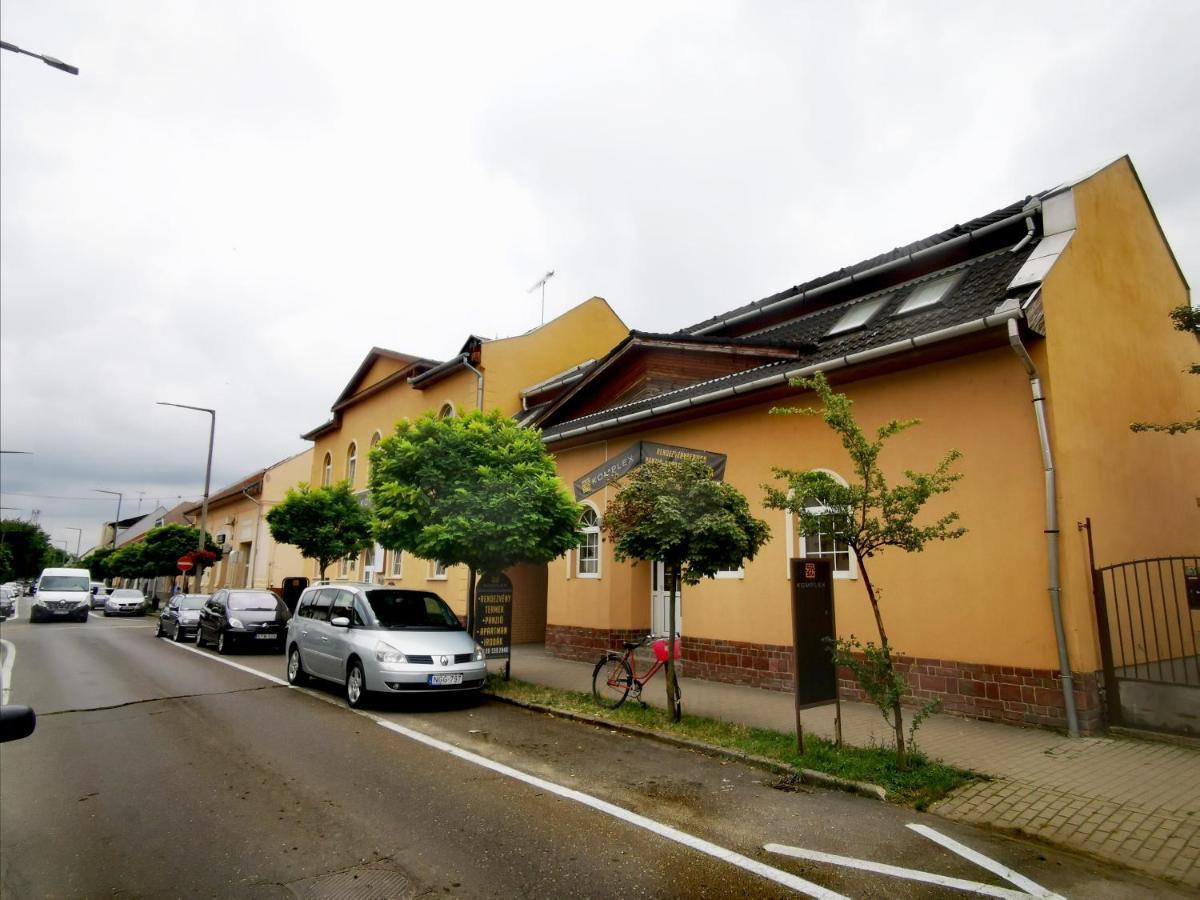 KOMPLEX -Rendezvénytermek-Panzió-Apartman-Irodák- Mateszalka Extérieur photo