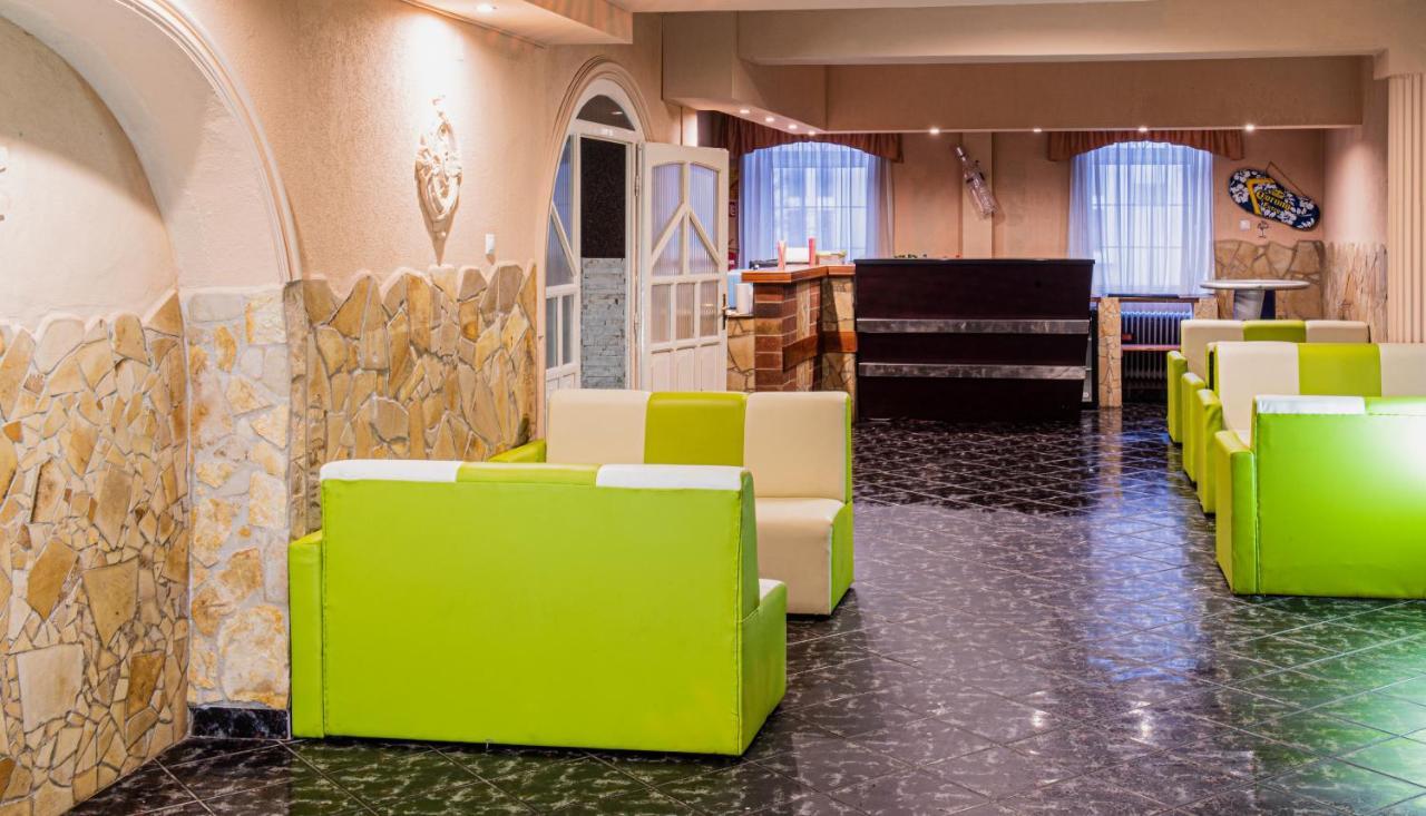 KOMPLEX -Rendezvénytermek-Panzió-Apartman-Irodák- Mateszalka Extérieur photo