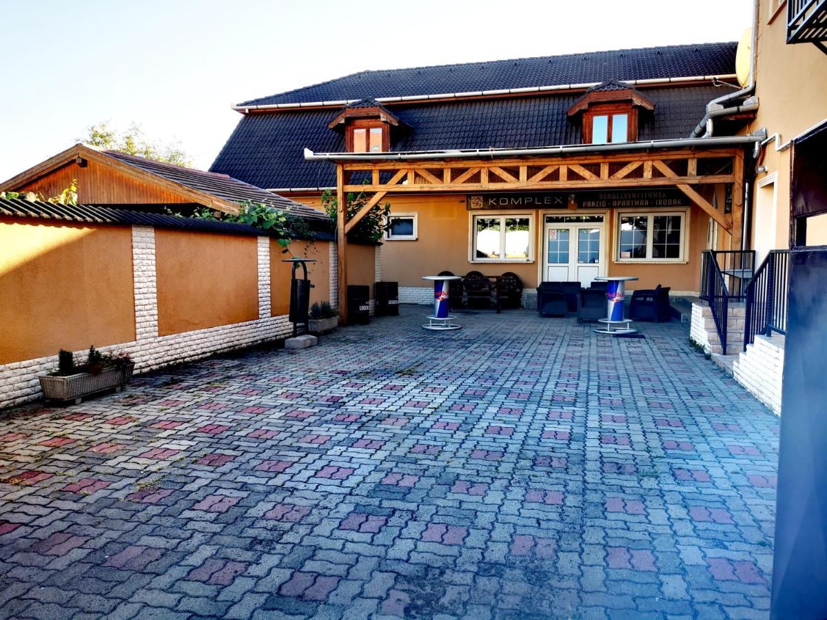 KOMPLEX -Rendezvénytermek-Panzió-Apartman-Irodák- Mateszalka Extérieur photo