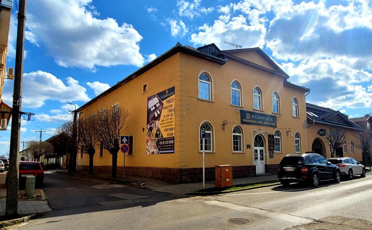 KOMPLEX -Rendezvénytermek-Panzió-Apartman-Irodák- Mateszalka Extérieur photo