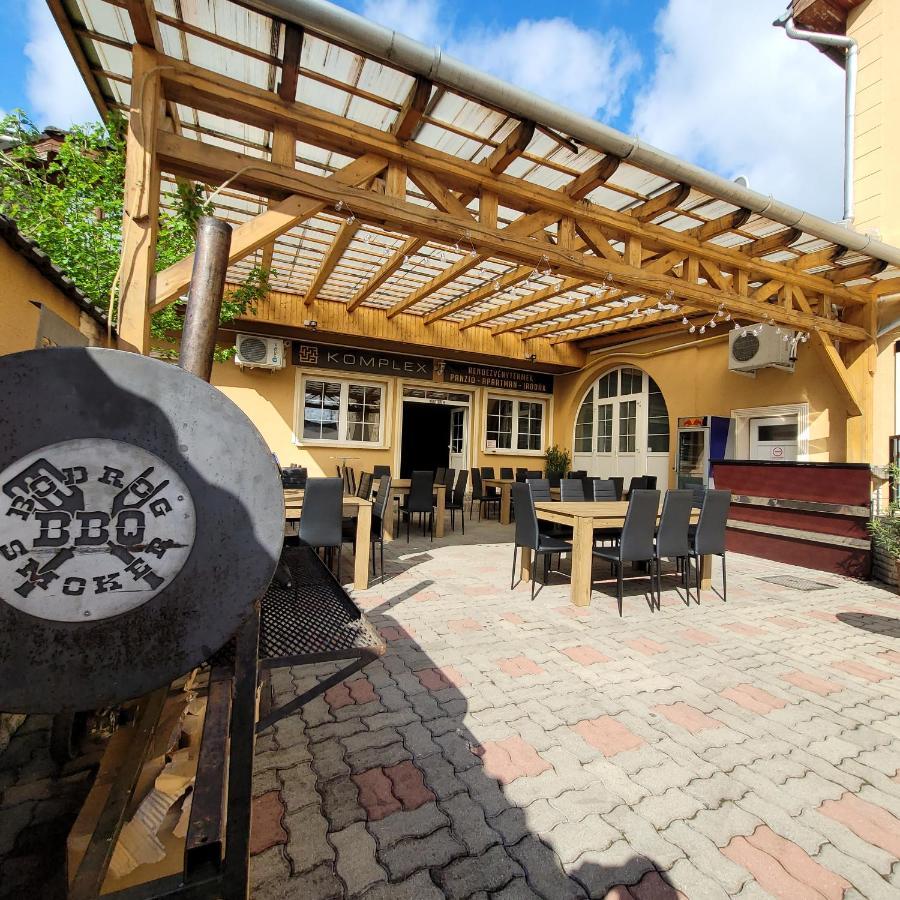 KOMPLEX -Rendezvénytermek-Panzió-Apartman-Irodák- Mateszalka Extérieur photo